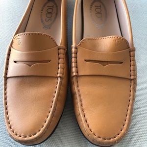Tod's tan moccasin